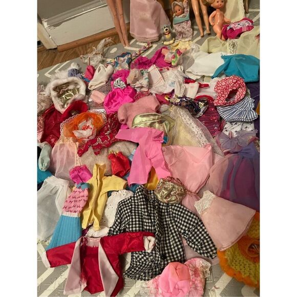 Vintage Barbies & Vintage Clothes & Vintage Accessories Big Lot - Picture 5 of 16